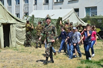 Viitorii apărători ai ţării vizitează armata