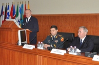 Președintele Nicolae Timofti l-a prezentat pe noul ministru al Apărării, Viorel Cibotaru, ofițerilor și angajaților instituției