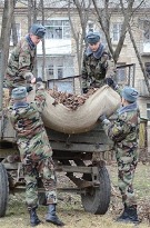 National Army staff and Chisinau Mayoralty clean Valea Trandafirilor Park