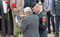 National Army Service Members Commemorate the Soldiers Who Died in World War II 