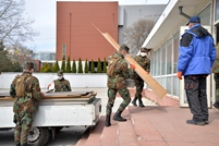 The soldiers of the National Army help to set up the COVID-19 Center in Chisinau