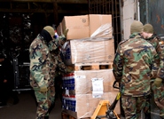 Studenții și militarii Armatei Naționale participă la lucrările de sortare a bunurilor umanitare pentru refugiați
